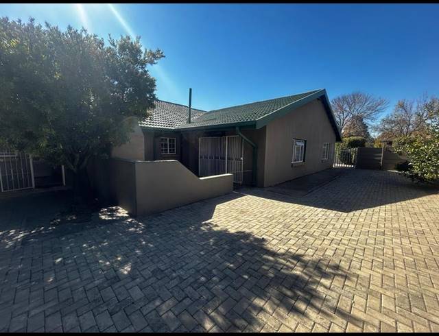 4 BEDROOM HOUSE FOR SALE IN KOSMOSPARK